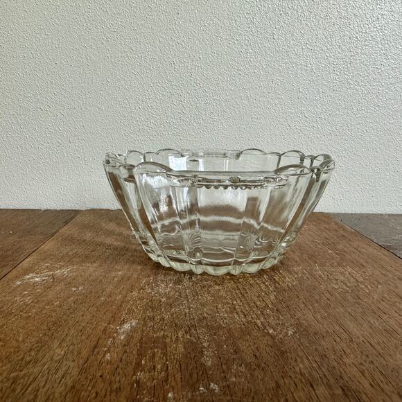 Vintage Clear Pressed Molded‎ Glass Dish with handles MISSING LID - Picture 9 of 10